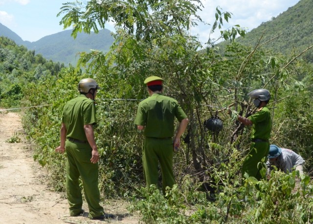 Hai người đàn ông chết bi thương vì cưa đầu đạn
