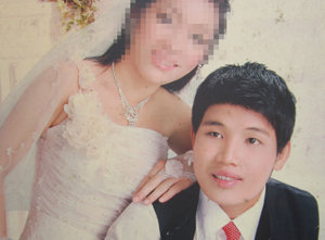 Bị chồng truy sát lúc đang tắm