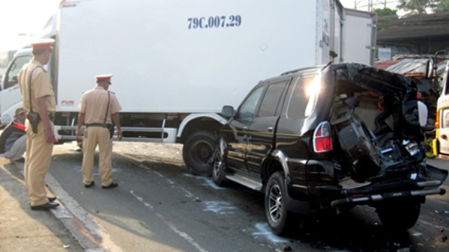 Tông nhau liên hoàn, 7 ô tô biến dạng Tông nhau liên hoàn, 7 ô tô biến dạng