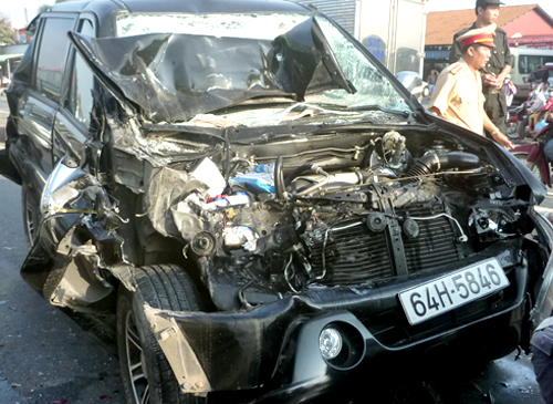 Tông nhau liên hoàn, 7 ô tô biến dạng Tông nhau liên hoàn, 7 ô tô biến dạng