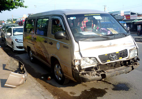 Tông nhau liên hoàn, 7 ô tô biến dạng Tông nhau liên hoàn, 7 ô tô biến dạng