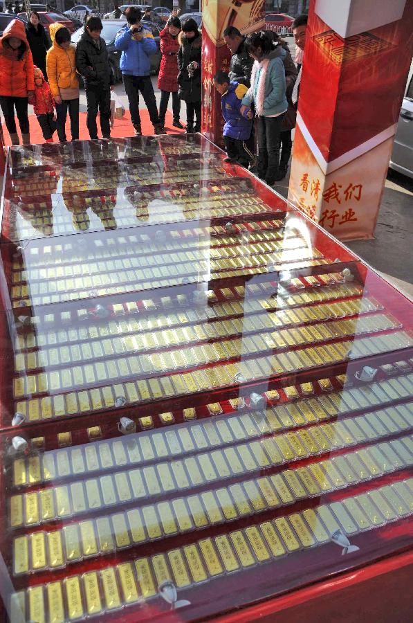 “Điên rồ” mang hơn nửa tấn vàng thỏi lát đường đi “Điên rồ” mang hơn nửa tấn vàng thỏi lát đường đi