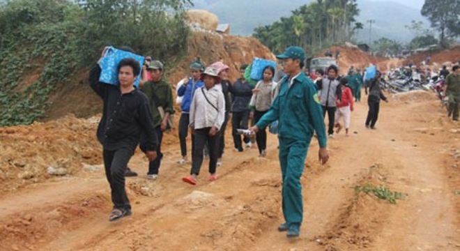 Dân ùn ùn đi bán vàng, công an phải cử người bảo vệ