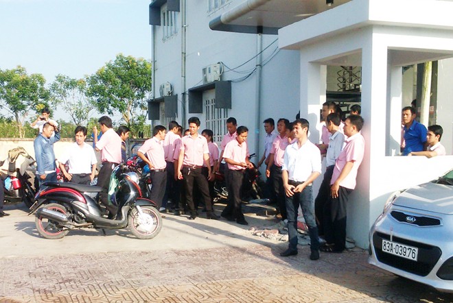 Bị cắt phần trăm, hàng chục lái xe taxi đình công Bị cắt phần trăm, hàng chục lái xe taxi đình công