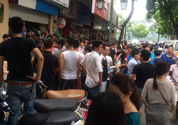 Kinh hoàng những cảnh chen chúc để mua hàng hiệu giảm giá