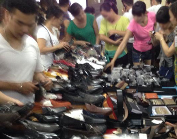 Kinh hoàng những cảnh chen chúc để mua hàng hiệu giảm giá