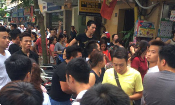 Kinh hoàng những cảnh chen chúc để mua hàng hiệu giảm giá