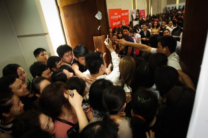 Kinh hoàng những cảnh chen chúc để mua hàng hiệu giảm giá