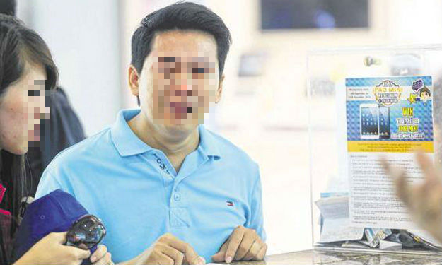 Du khách Việt quỳ gối khóc xin trả lại iPhone 6 ở Singapore