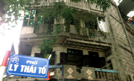 Đối tượng còn ôm bom xăng cố thủ: Thà chết trong nhà còn hơn Đối tượng còn ôm bom xăng cố thủ: Thà chết trong nhà còn hơn