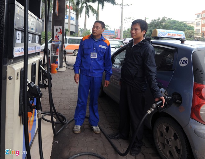 Khách tự bơm xăng kiểu Tây: Chưa áp dụng với xe máy vì sợ tắc đườ Khách tự bơm xăng kiểu Tây: Chưa áp dụng với xe máy vì sợ tắc đườ