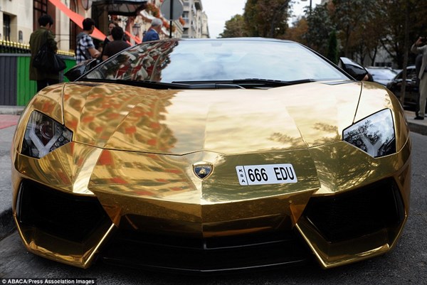 Siêu xe Lamborghini Avendator mạ vàng khiến cả Paris 