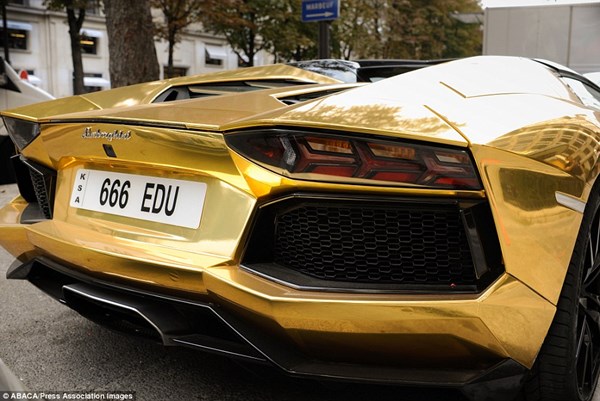 Siêu xe Lamborghini Avendator mạ vàng khiến cả Paris 