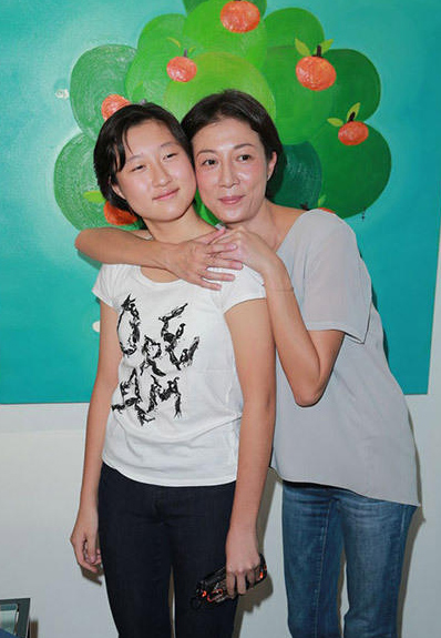 Con gái rơi của Thành Long vui đùa bên mẹ. Con gái rơi của Thành Long vui đùa bên mẹ.