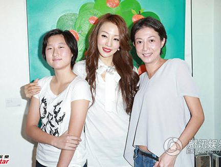 Con gái rơi của Thành Long vui đùa bên mẹ. Con gái rơi của Thành Long vui đùa bên mẹ.