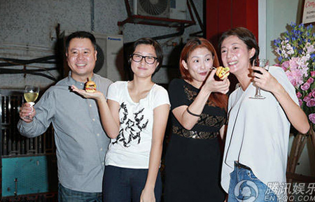 Con gái rơi của Thành Long vui đùa bên mẹ. Con gái rơi của Thành Long vui đùa bên mẹ.