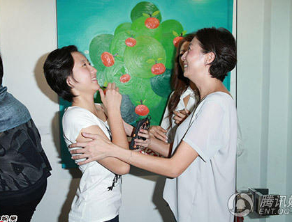 Con gái rơi của Thành Long vui đùa bên mẹ. Con gái rơi của Thành Long vui đùa bên mẹ.