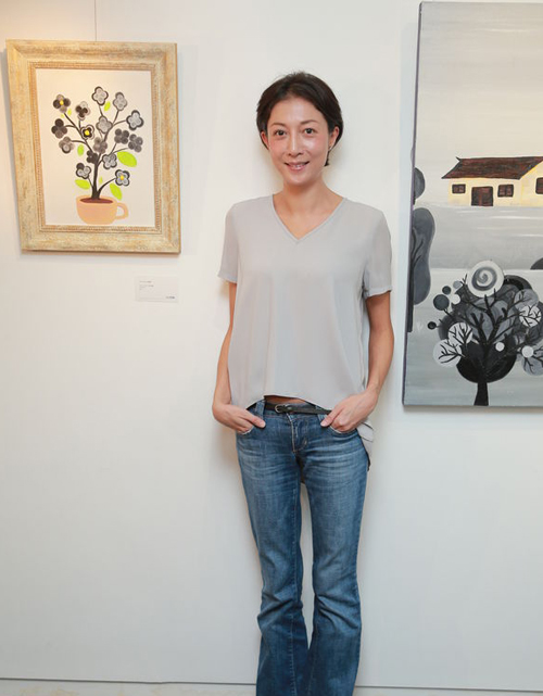 Con gái rơi của Thành Long vui đùa bên mẹ. Con gái rơi của Thành Long vui đùa bên mẹ.