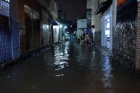 Mưa lớn kéo dài, đường phố Sài Gòn chìm trong 