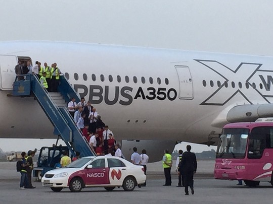 Bộ trưởng Đinh La Thăng bay trình diễn cùng máy bay thế hệ mới A3