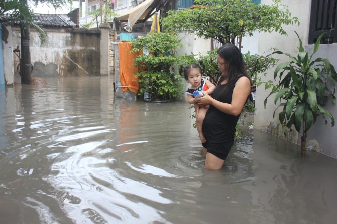 Mưa lớn kéo dài, đường phố Sài Gòn chìm trong 