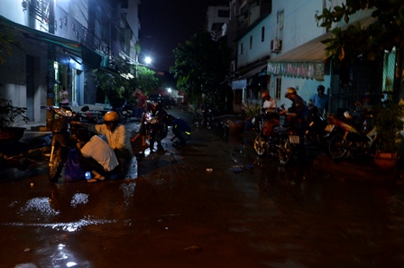 Mưa lớn kéo dài, đường phố Sài Gòn chìm trong 