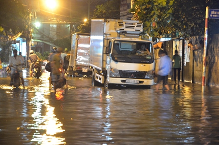 Mưa lớn kéo dài, đường phố Sài Gòn chìm trong 