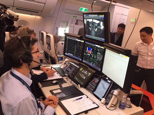 Bộ trưởng Đinh La Thăng bay trình diễn cùng máy bay thế hệ mới A3