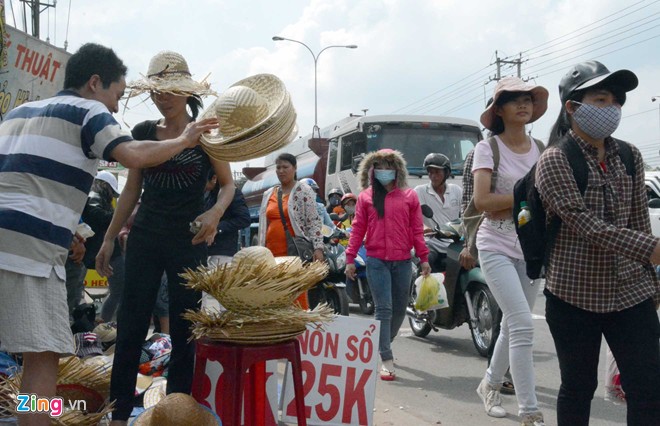 Đại Nam quá tải ngày cuối tuần, dịch vụ ăn theo hốt bạc