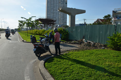 Cướp táo tợn kề dao nam thanh niên trên xa lộ 