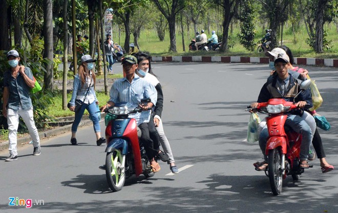 Đại Nam quá tải ngày cuối tuần, dịch vụ ăn theo hốt bạc