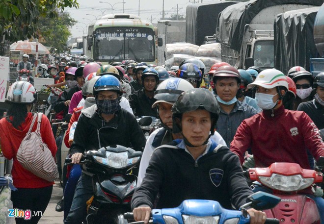 Đại Nam quá tải ngày cuối tuần, dịch vụ ăn theo hốt bạc