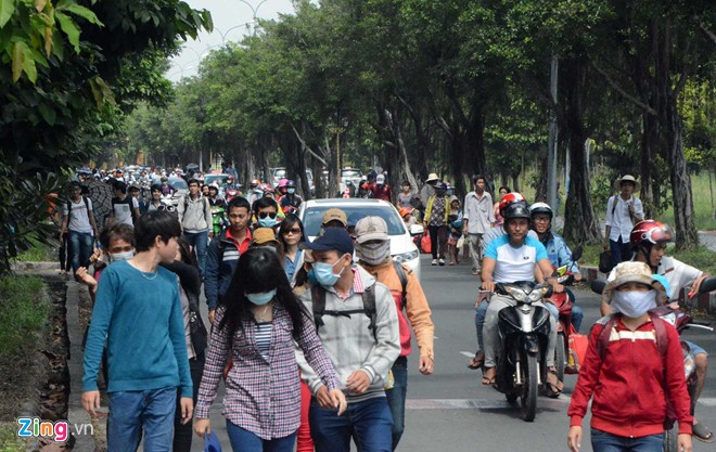 Đại Nam quá tải ngày cuối tuần, dịch vụ ăn theo hốt bạc