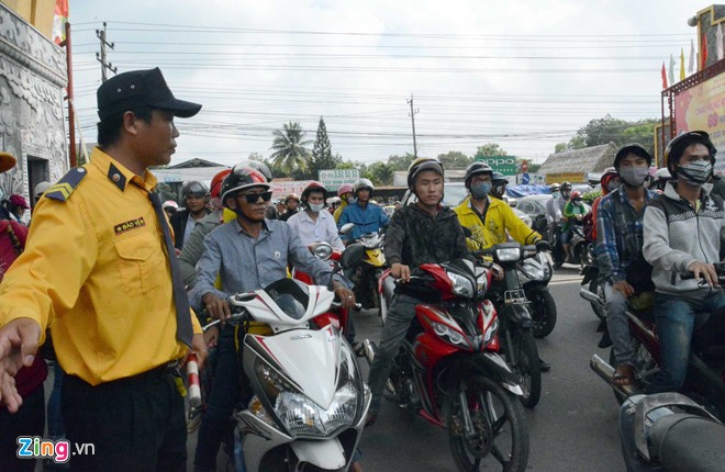 Đại Nam quá tải ngày cuối tuần, dịch vụ ăn theo hốt bạc