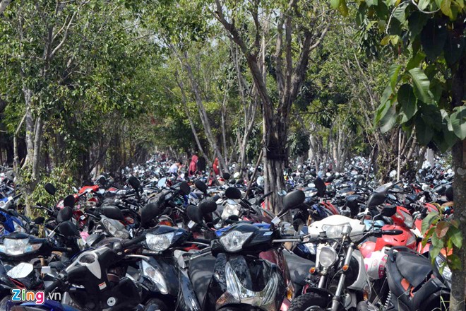 Đại Nam quá tải ngày cuối tuần, dịch vụ ăn theo hốt bạc