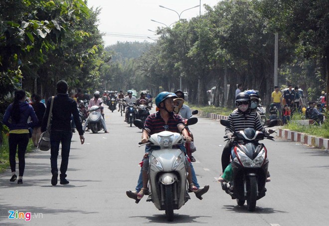 Đại Nam quá tải ngày cuối tuần, dịch vụ ăn theo hốt bạc