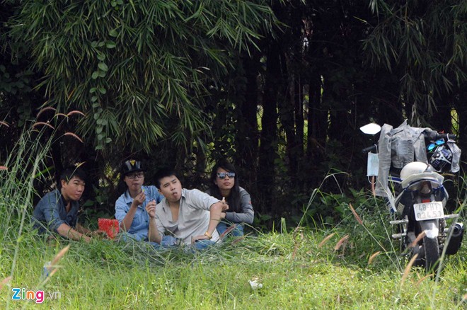 Đại Nam quá tải ngày cuối tuần, dịch vụ ăn theo hốt bạc