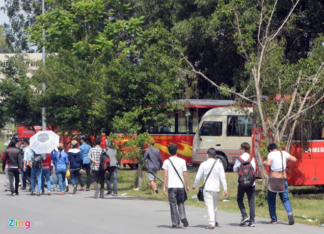 Đại Nam quá tải ngày cuối tuần, dịch vụ ăn theo hốt bạc