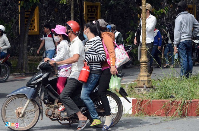 Đại Nam quá tải ngày cuối tuần, dịch vụ ăn theo hốt bạc