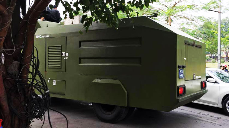 Cảnh sát huy động xe 