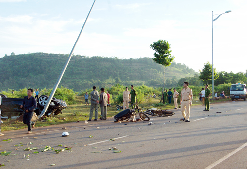 Bị ô tô BMW tông trực diện, 2 dân quân xã tử vong