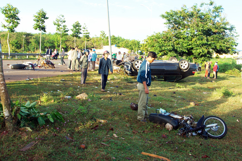 Bị ô tô BMW tông trực diện, 2 dân quân xã tử vong