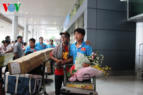 ĐT Việt Nam được đón chào nồng nhiệt tại sân bay Tân Sơn Nhất