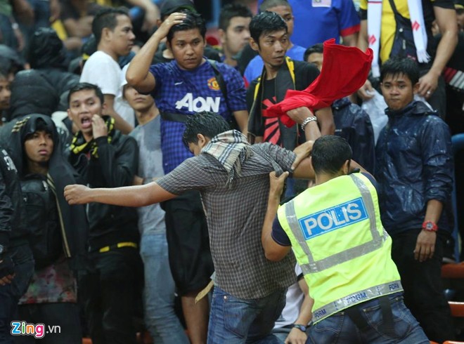 CĐV Malaysia tràn sang khán đài đánh CĐV Việt Nam