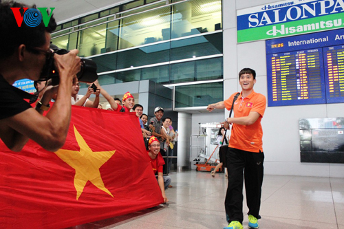 ĐT Việt Nam được đón chào nồng nhiệt tại sân bay Tân Sơn Nhất