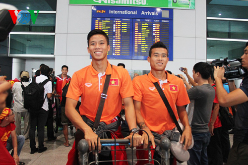 ĐT Việt Nam được đón chào nồng nhiệt tại sân bay Tân Sơn Nhất