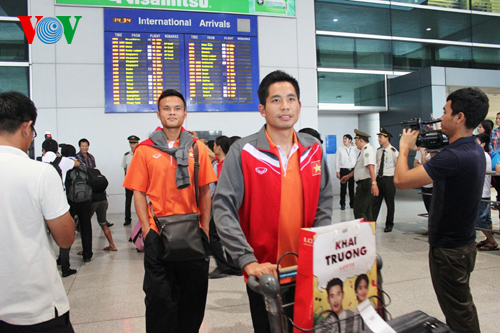 ĐT Việt Nam được đón chào nồng nhiệt tại sân bay Tân Sơn Nhất