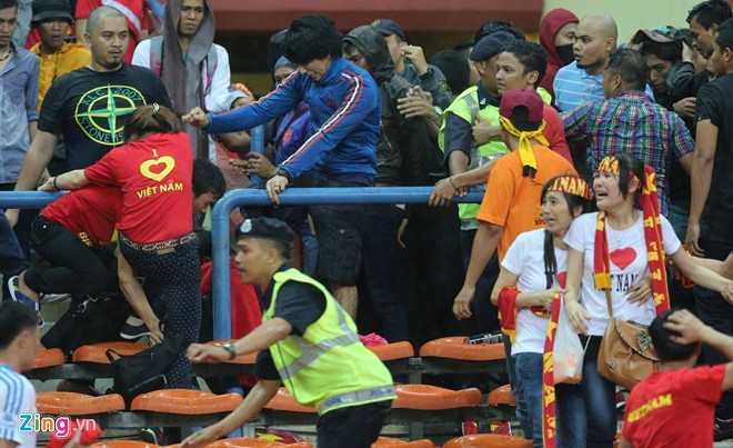 CĐV Malaysia tràn sang khán đài đánh CĐV Việt Nam