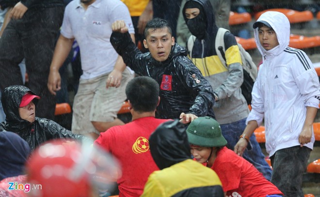 CĐV Malaysia tràn sang khán đài đánh CĐV Việt Nam