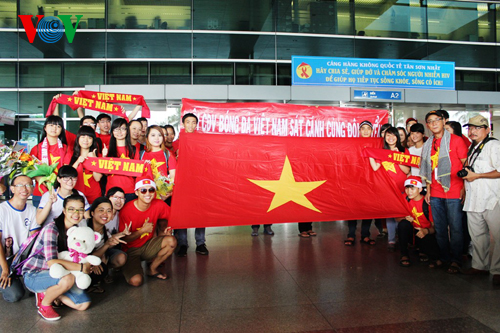 ĐT Việt Nam được đón chào nồng nhiệt tại sân bay Tân Sơn Nhất